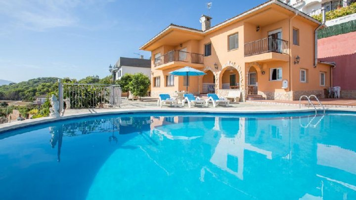  Maison de Vacances Exclusive à Blanes, Espagne : Propriété Spacieuse avec Piscine Privée et Vue Imprenable sur la Mer à Vendre