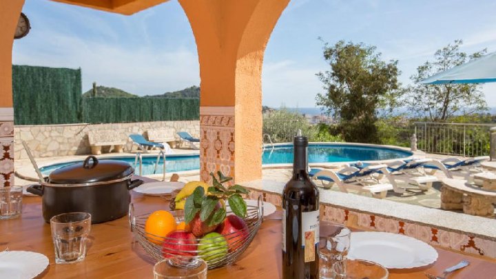 Maison de Vacances Exclusive à Blanes, Espagne : Propriété Spacieuse avec Piscine Privée et Vue Imprenable sur la Mer à Vendre