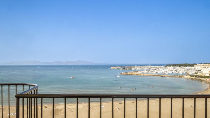Spain beach apartment with sea views for sale in l'Escala on the Costa Brava