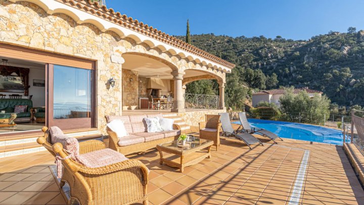 Maison de vacances exclusive à vendre Espagne Costa Brava - piscine privée et vue mer sur la baie de Rosas