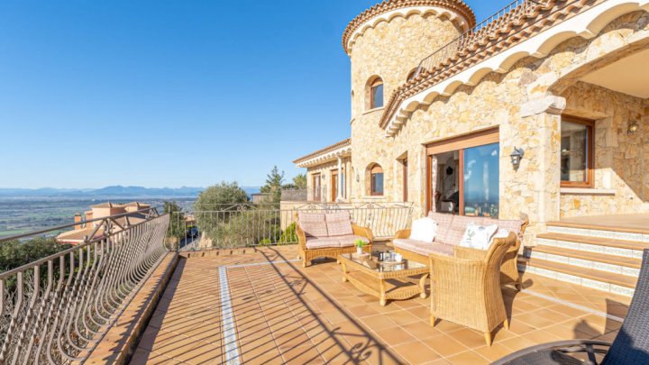 Maison de vacances exclusive à vendre Espagne Costa Brava - piscine privée et vue mer sur la baie de Rosas
