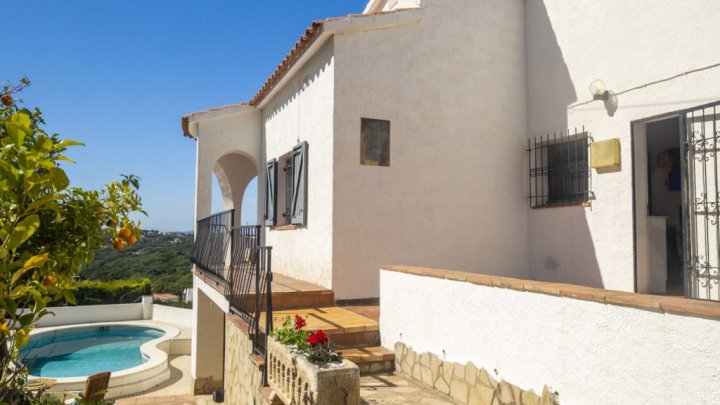 Maison de vacances en Espagne avec piscine privée et vue sur la mer à l'Escala sur la Costa Brava