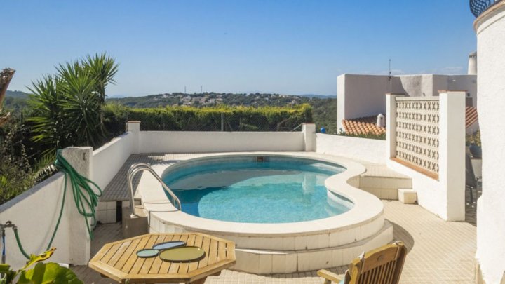 Maison de vacances en Espagne avec piscine privée et vue sur la mer à l'Escala sur la Costa Brava