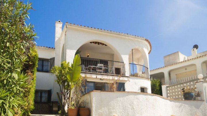 Maison de vacances en Espagne avec piscine privée et vue sur la mer à l'Escala sur la Costa Brava