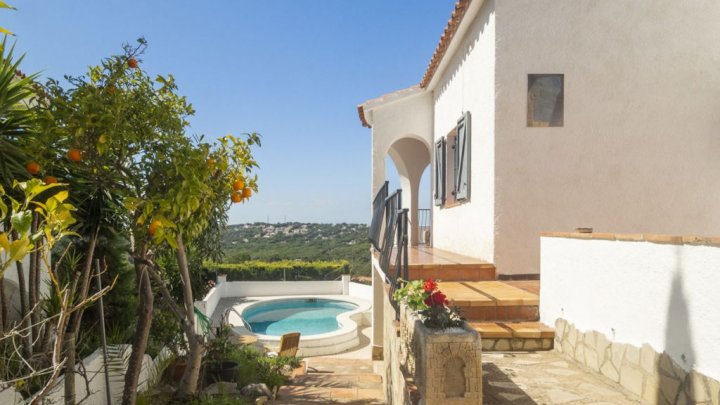 Maison de vacances en Espagne avec piscine privée et vue sur la mer à l'Escala sur la Costa Brava