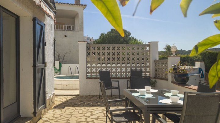 Maison de vacances en Espagne avec piscine privée et vue sur la mer à l'Escala sur la Costa Brava