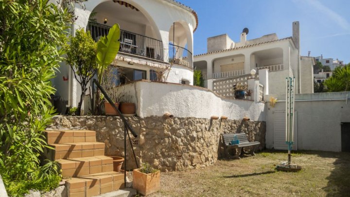 Maison de vacances en Espagne avec piscine privée et vue sur la mer à l'Escala sur la Costa Brava
