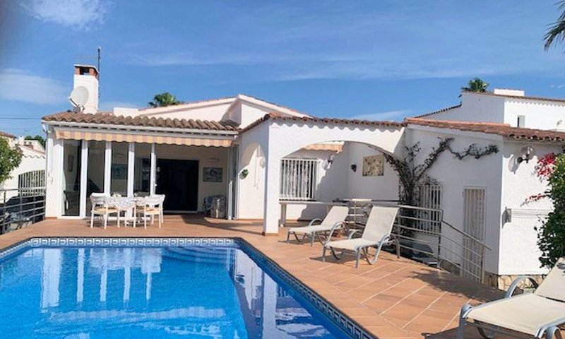 Casa de vacaciones en Empuriabrava con piscina privada y muelle para barcos desde 15m