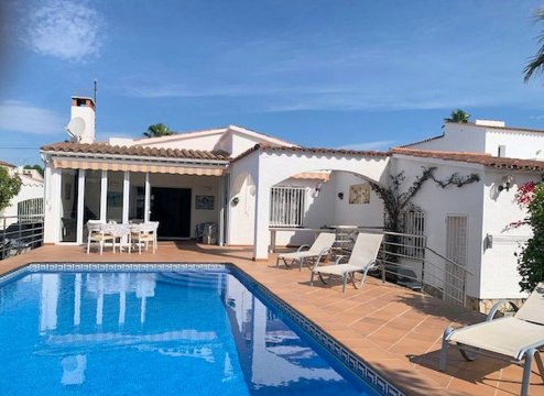 Empuriabrava Ferienhaus mit privatem Pool und Bootsanleger von 15m