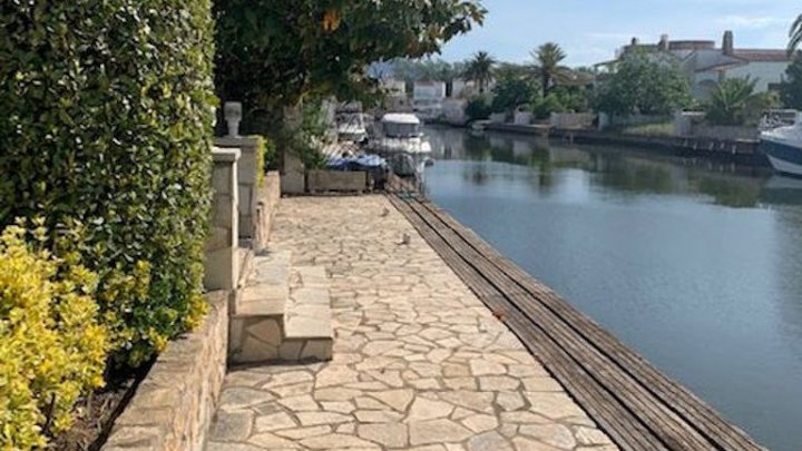 Casa de vacaciones en Empuriabrava con piscina privada y muelle para barcos desde 15m