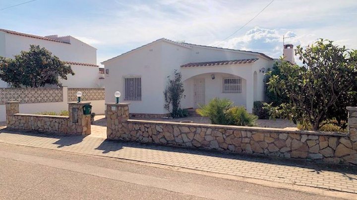 Casa de vacaciones en Empuriabrava con piscina privada y muelle para barcos desde 15m