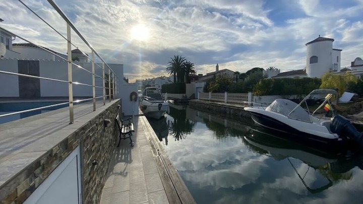 Empuriabrava Ferienhaus am Kanal mit privatem Pool und Bootsplatz 12m