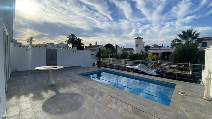 Empuriabrava Ferienhaus am Kanal mit privatem Pool und Bootsplatz 12m