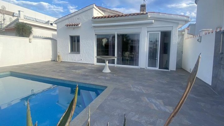 Empuriabrava Ferienhaus am Kanal mit privatem Pool und Bootsplatz 12m