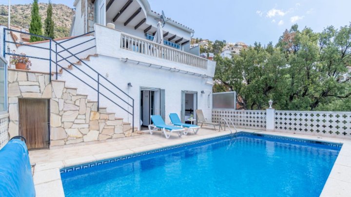 Villa de vacances en Espagne sur la Costa Brava avec piscine privée et vue sur la baie de Rosas