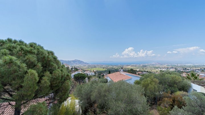 Villa de vacances en Espagne sur la Costa Brava avec piscine privée et vue sur la baie de Rosas