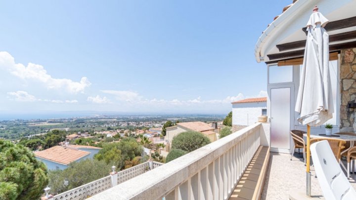 Villa de vacances en Espagne sur la Costa Brava avec piscine privée et vue sur la baie de Rosas