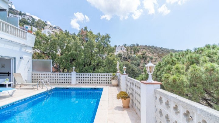 Villa de vacances en Espagne sur la Costa Brava avec piscine privée et vue sur la baie de Rosas