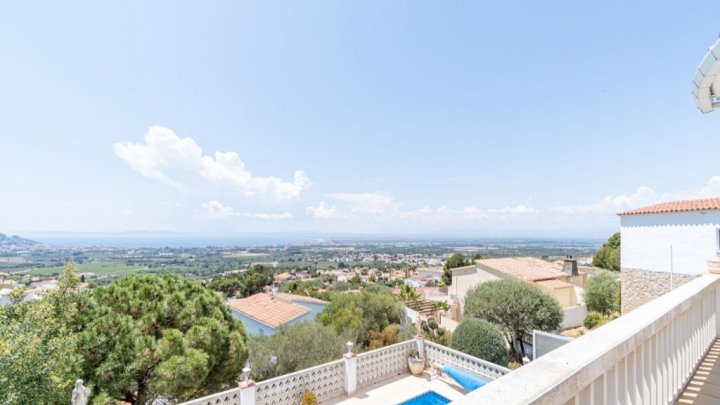 Villa de vacances en Espagne sur la Costa Brava avec piscine privée et vue sur la baie de Rosas