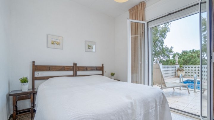 Villa de vacances en Espagne sur la Costa Brava avec piscine privée et vue sur la baie de Rosas