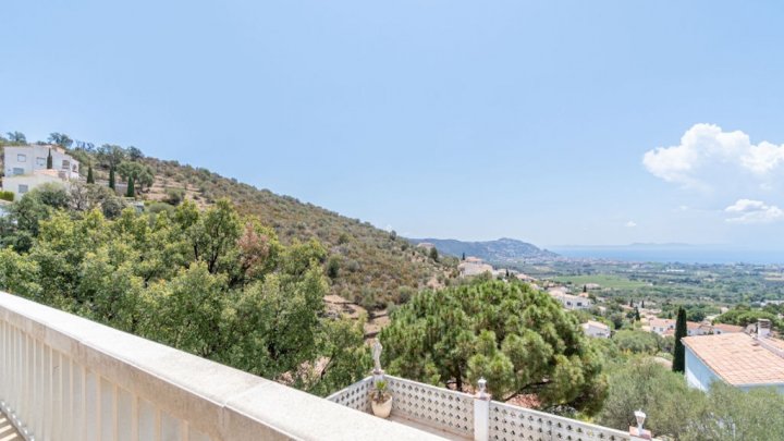 Villa de vacances en Espagne sur la Costa Brava avec piscine privée et vue sur la baie de Rosas