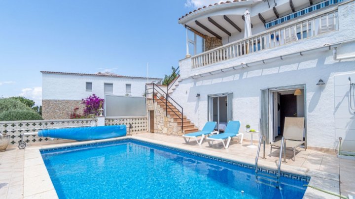 Villa de vacances en Espagne sur la Costa Brava avec piscine privée et vue sur la baie de Rosas