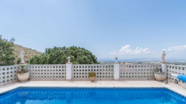 Villa de vacances en Espagne sur la Costa Brava avec piscine privée et vue sur la baie de Rosas