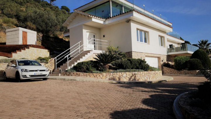 Zu verkaufen: Mediterranes Anwesen mit Panoramablick auf die Bucht von Roses 