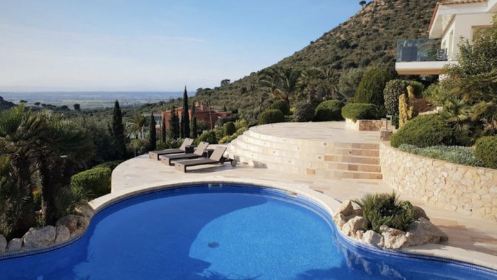 Zu verkaufen: Mediterranes Anwesen mit Panoramablick auf die Bucht von Roses 