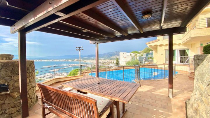 Luxusvilla mit spektakulärem Meerblick und Touristenlizenz in Roses (Costa Brava)