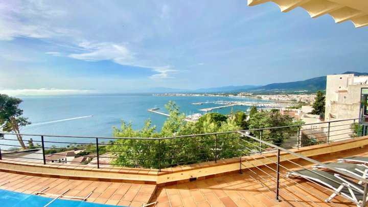 Luxusvilla mit spektakulärem Meerblick und Touristenlizenz in Roses (Costa Brava)