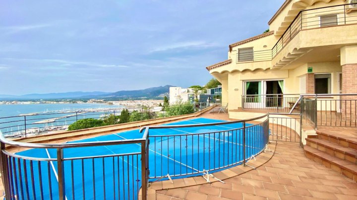 Luxusvilla mit spektakulärem Meerblick und Touristenlizenz in Roses (Costa Brava)