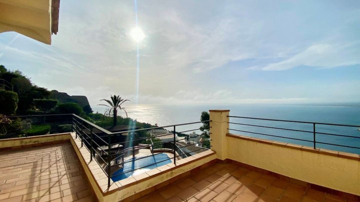 Luxusvilla mit spektakulärem Meerblick und Touristenlizenz in Roses (Costa Brava)