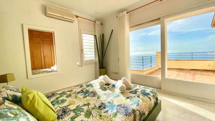Luxusvilla mit spektakulärem Meerblick und Touristenlizenz in Roses (Costa Brava)