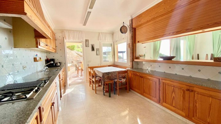 Luxusvilla mit spektakulärem Meerblick und Touristenlizenz in Roses (Costa Brava)