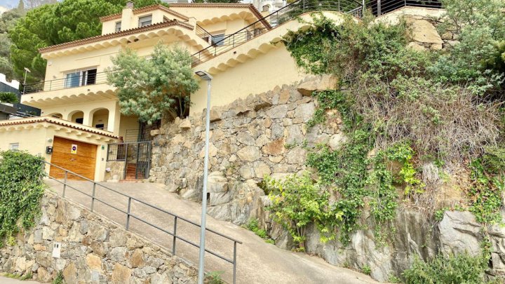 Luxusvilla mit spektakulärem Meerblick und Touristenlizenz in Roses (Costa Brava)