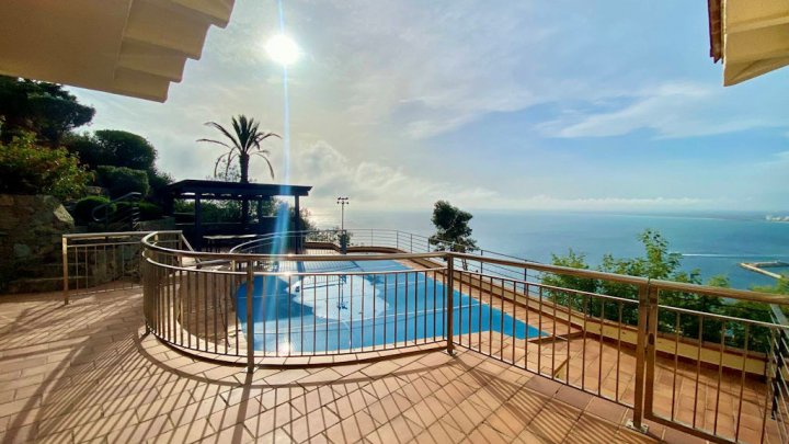 Luxusvilla mit spektakulärem Meerblick und Touristenlizenz in Roses (Costa Brava)