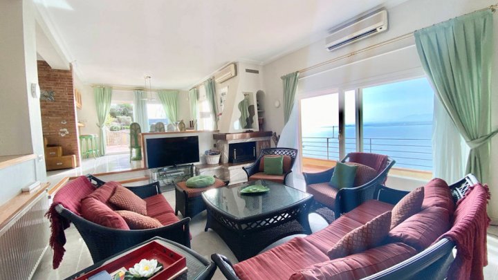Luxusvilla mit spektakulärem Meerblick und Touristenlizenz in Roses (Costa Brava)