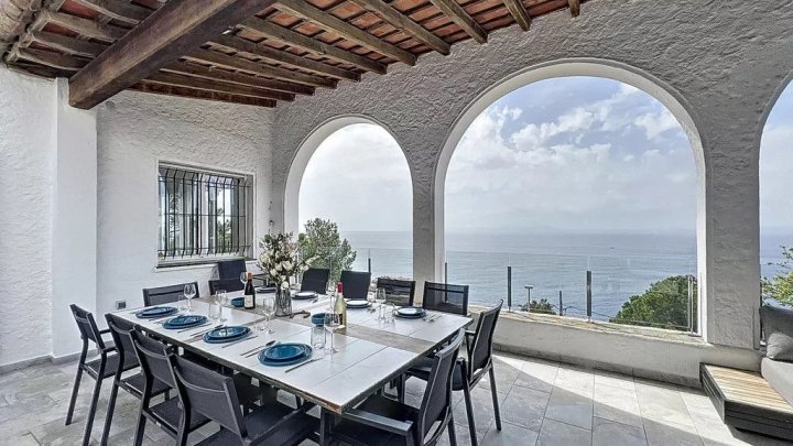 Propriété de luxe méditerranéenne avec vue imprenable sur la mer à vendre