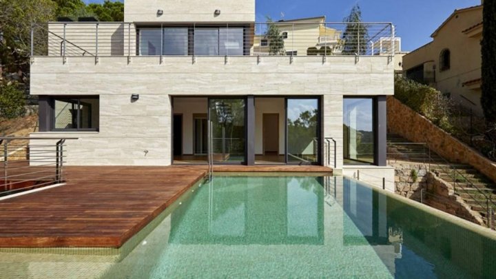 Maison neuve moderne avec piscine dans un emplacement privilégié à Lloret de Mar – Costa Brava
