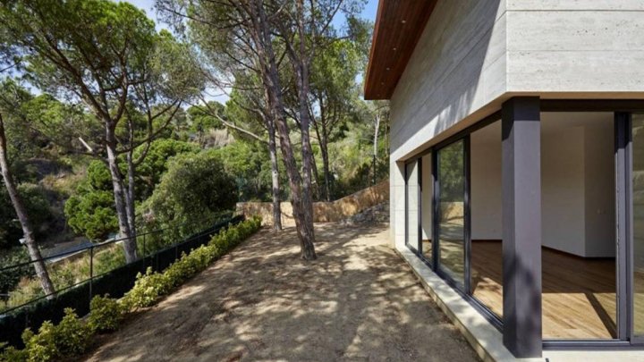 Maison neuve moderne avec piscine dans un emplacement privilégié à Lloret de Mar – Costa Brava
