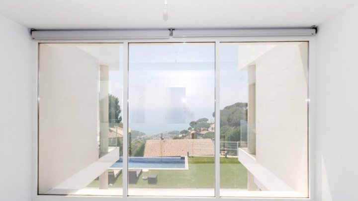 Villa de luxe avec vue sur la mer et la montagne – design moderne & qualité supérieure