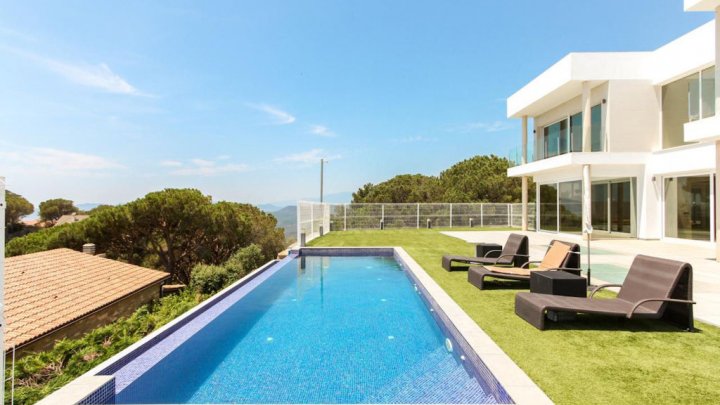 Villa de luxe avec vue sur la mer et la montagne – design moderne & qualité supérieure
