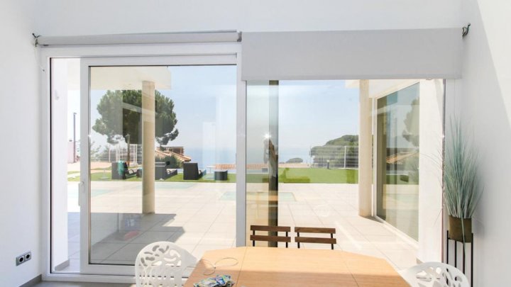 Villa de luxe avec vue sur la mer et la montagne – design moderne & qualité supérieure