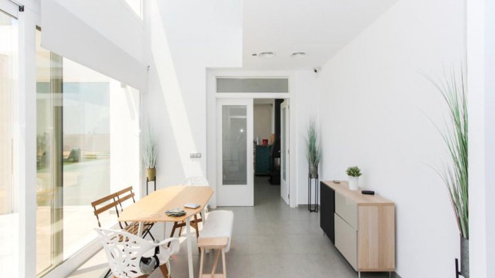 Villa de luxe avec vue sur la mer et la montagne – design moderne & qualité supérieure