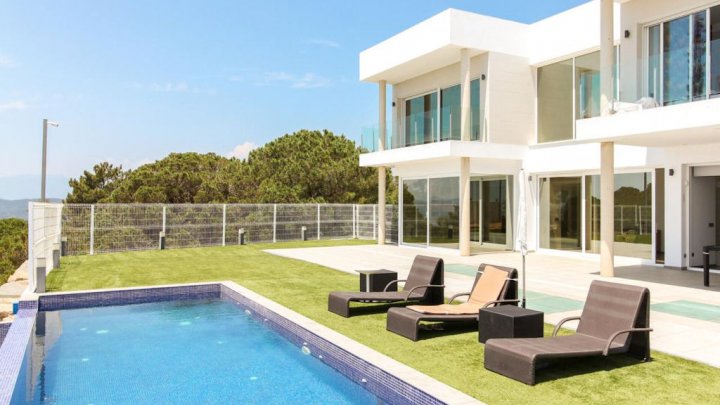 Villa de luxe avec vue sur la mer et la montagne – design moderne & qualité supérieure