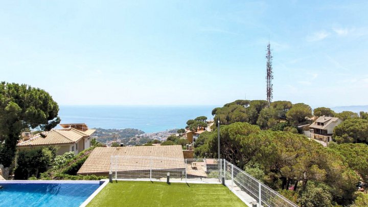 Villa de luxe avec vue sur la mer et la montagne – design moderne & qualité supérieure