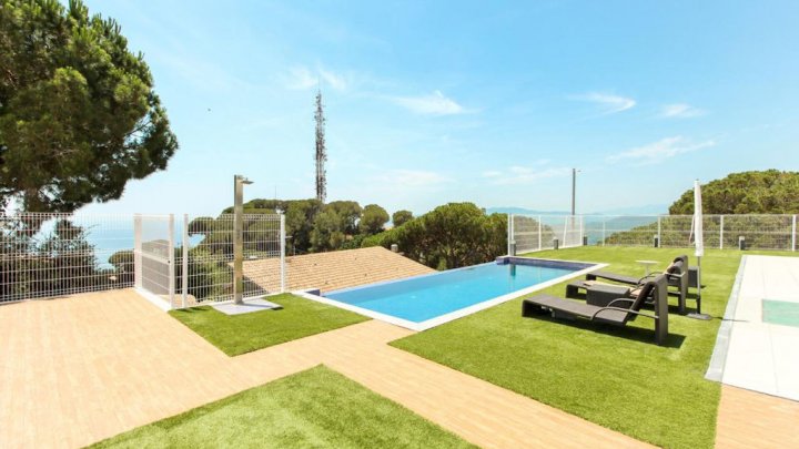 Villa de luxe avec vue sur la mer et la montagne – design moderne & qualité supérieure