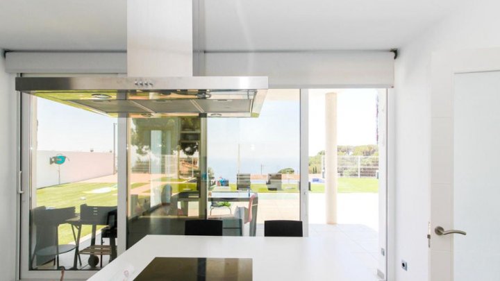 Villa de luxe avec vue sur la mer et la montagne – design moderne & qualité supérieure