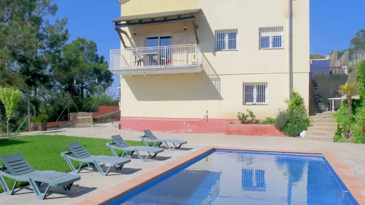 Villa vacacional recién renovada con vistas panorámicas y piscina privada en Lloret Blau